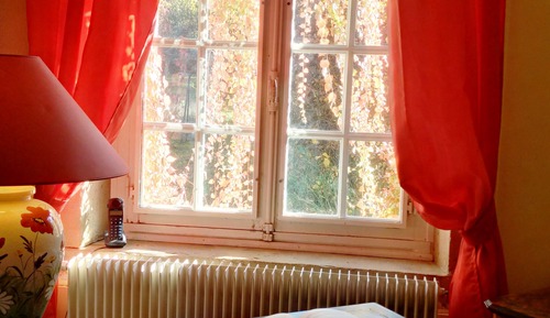 Romantisches Zimmer, Badewanne, zum Garten hin