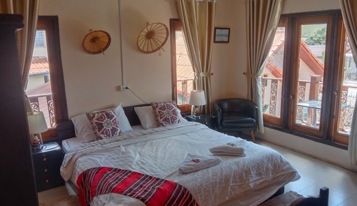 Comfort-Doppelzimmer, 1 King-Bett, Hügelblick