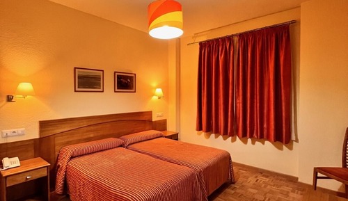 Doppel- oder Zweibettzimmer