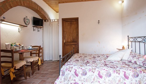 Traditional-Doppelzimmer, eigenes Bad, Hügelblick