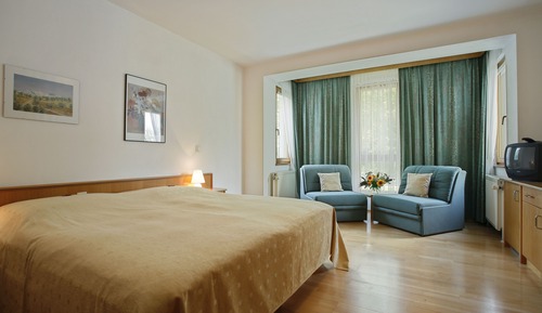 Doppel- oder Zweibettzimmer