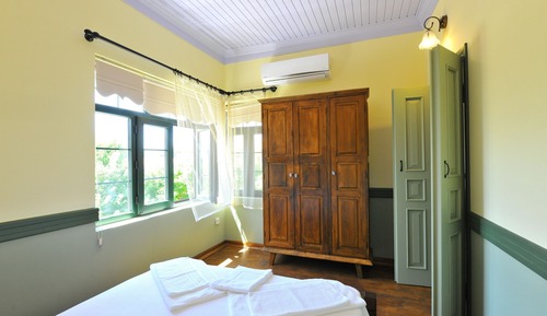 Studio, 1 Double Bed and 1 Single Bed