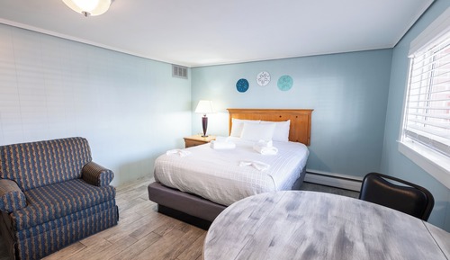 Deluxe Two Queen Room with Partition