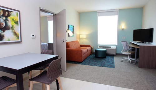 Suite, 1 King-Bett, barrierefrei (Roll-In Shower, Mobility & Hearing)