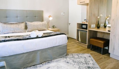 Zimmer (Queen - Bath & Shower)