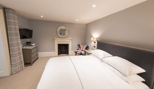 Doppelzimmer (Bedroom 9)