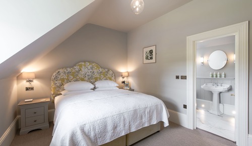 Doppelzimmer (Bedroom 8)