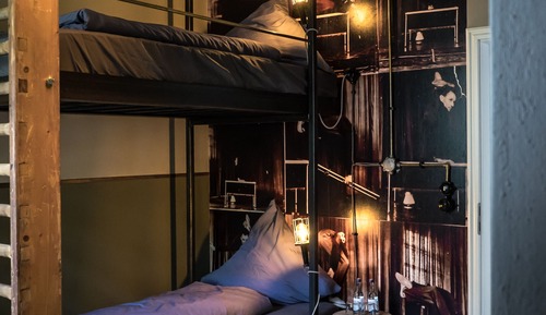 Doppelzimmer, Gemeinschaftsbad (Turnhalle)