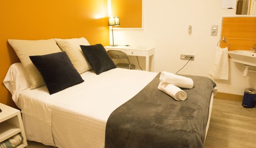 Doppelzimmer, Gemeinschaftsbad (with shower in room, interior)