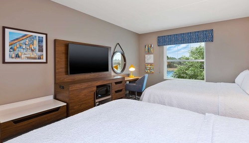 Zimmer, 2 Queen-Betten, barrierefrei, Badewanne (Hearing)