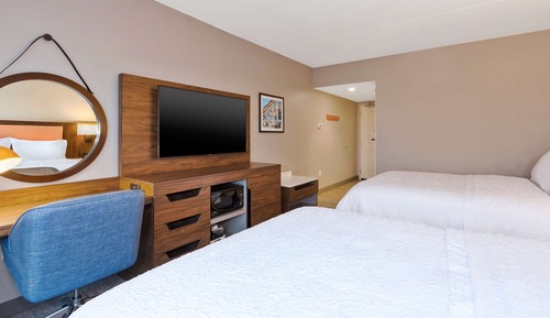 Zimmer, 2 Queen-Betten, Kühlschrank und Mikrowelle, Buchtblick