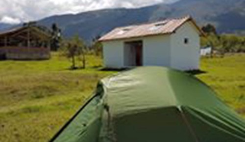 Zelt, eigenes Bad, zum Garten hin