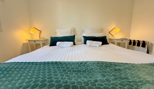 Comfort-Doppel- oder -Zweibettzimmer, barrierefrei, eigenes Bad (Ain)
