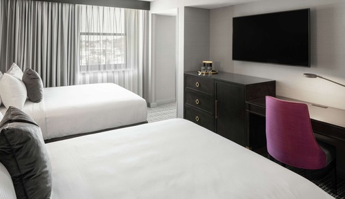 Zimmer, 2 Queen-Betten, barrierefrei, Badewanne
