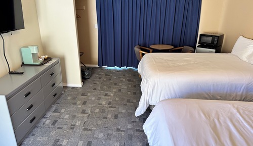 2 Queen Beds near the Pool - No Pets