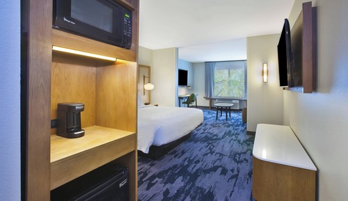 Suite, 1 King-Bett (Hearing Accessible)