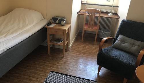 Einzelzimmer (shared bathroom)