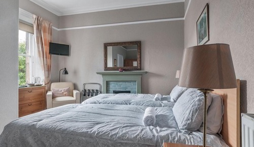 Doppel- oder Zweibettzimmer, mit Bad (King bed)
