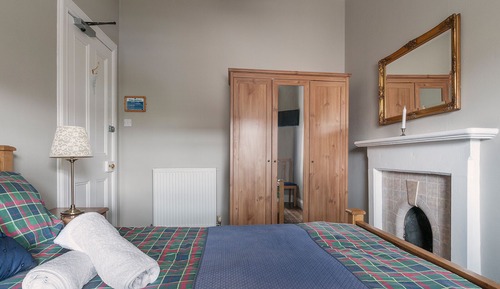 Doppelzimmer, eigenes Bad (Bathroom down a few steps)