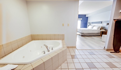 Suite, 1 King-Bett, Whirlpool (Additional Living Area)