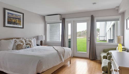 Zimmer (Portside King Bed Handicap Accessible)