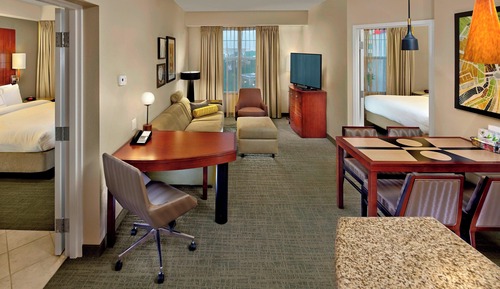 Suite, 2 Schlafzimmer (Mobility/Hearing Access, Roll-In Shwr)