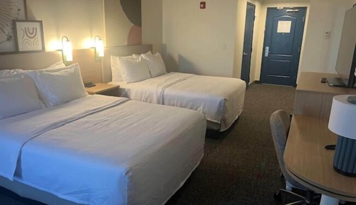 Zimmer, Mehrere Betten, barrierefrei, Badewanne (Mobility)