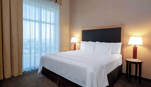 Suite, 1 King-Bett, Nichtraucher (Mobility/Hearing, Roll-In Shower)