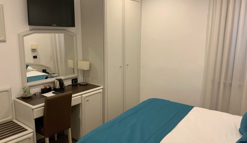 Doppel- oder Zweibettzimmer