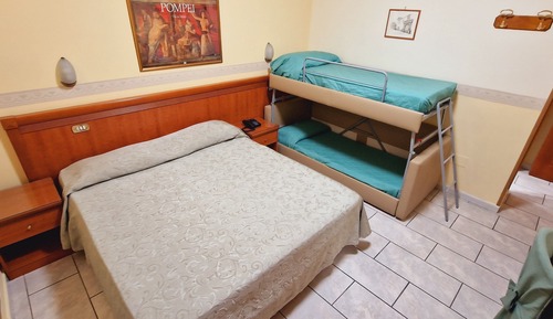 Basic-Vierbettzimmer