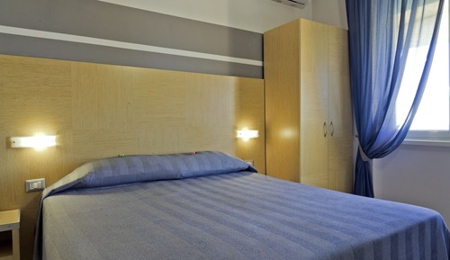 Doppel- oder Zweibettzimmer