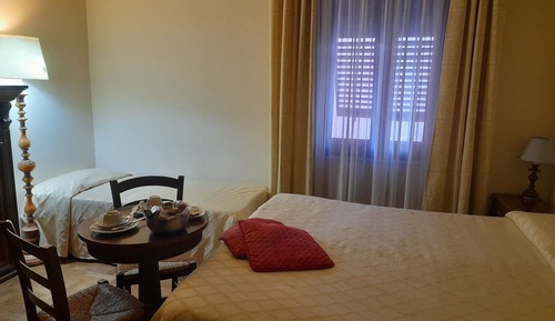 Standard-Dreibettzimmer, mit Bad, Blick auf den Innenhof