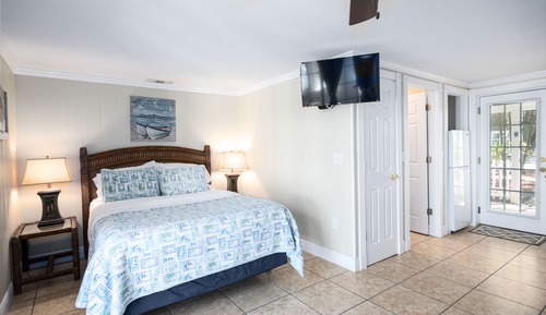 Queen Studio Waterfront Cottage #1819