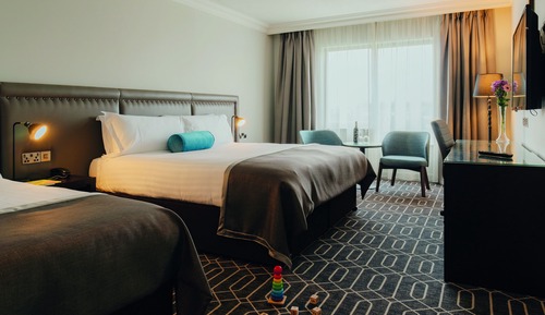 Deluxe-Doppel- oder -Zweibettzimmer, Mehrere Betten, mit Bad