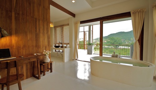 Luxury Suite with Bathtub
