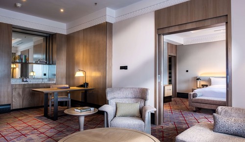 KING LAKE VIEW SUITE