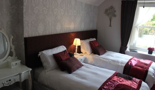 Superior-Doppel- oder -Zweibettzimmer