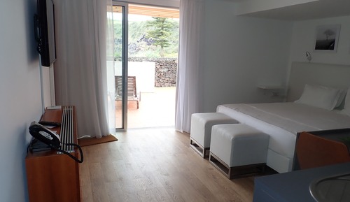 Junior-Doppelzimmer, 1 Schlafzimmer, Terrasse, eingeschränkter Meerblick