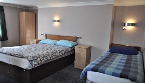 Comfort-Suite, mit Bad (RM9B.1dble+2singbeds.)