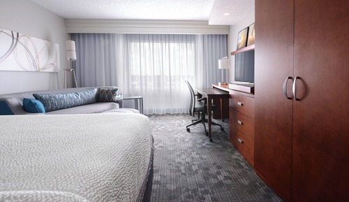 Zimmer, 1 King-Bett und Schlafsofa (Mobility/Hearing Access, Roll-In Shwr)