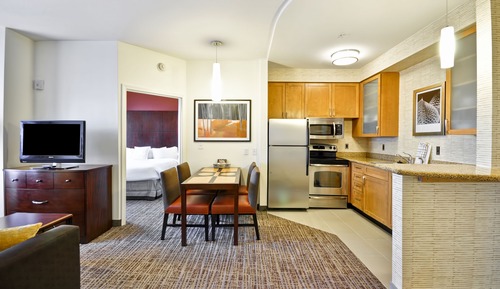 Suite, 1 King-Bett (Hearing Accessible)