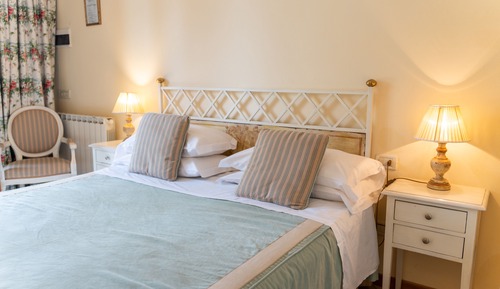 Classic-Zimmer, 1 Doppelbett, Hügelblick