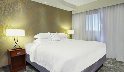 Suite, 1 Schlafzimmer, Nichtraucher (Mobility/Hearing Access, Roll-in Shwr)