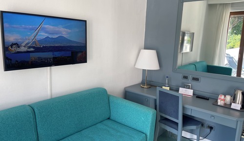 Camera Quadrupla (Letto matrimoniale + divano letto) in Edificio Separato con Terrazza.