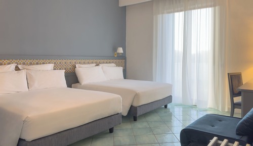  CAMERA QUADRUPLA IN EDIFICIO SEPARATO + FUTON CON TERRAZZA VISTA MARE;