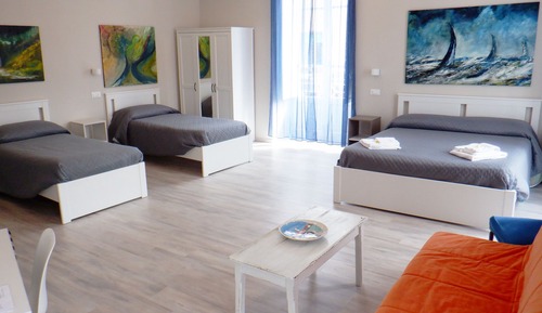 Deluxe-Vierbettzimmer, mit Bad