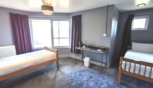 Deluxe-Vierbettzimmer, Mehrere Betten, Nichtraucher, mit Bad (Wing King Room 13-Ground Floor)