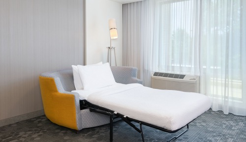 Zimmer, 1 King-Bett und Schlafsofa (Mobility Accessible, Roll-In Shower)