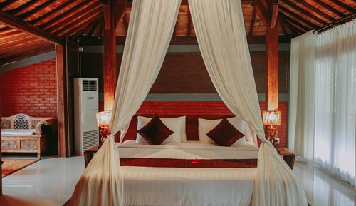 Traditional-Bungalow, Gartenblick