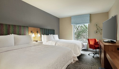 Zimmer, 2 Queen-Betten, Kühlschrank und Mikrowelle